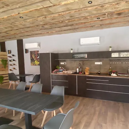 Demizson Vendeghaz 3* توكاي